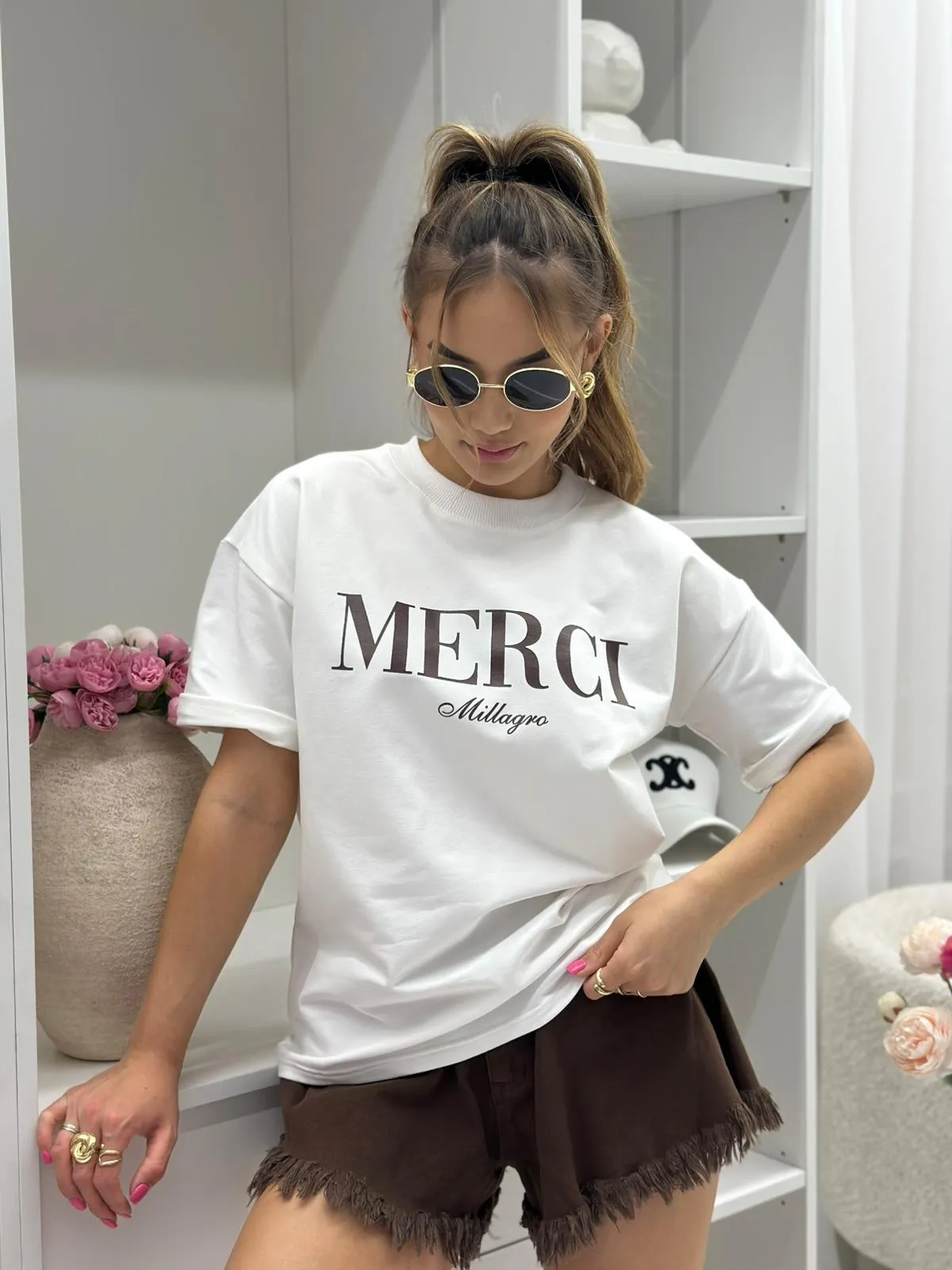 T-shirt Millagro Merci ecru z czekoladowym logo