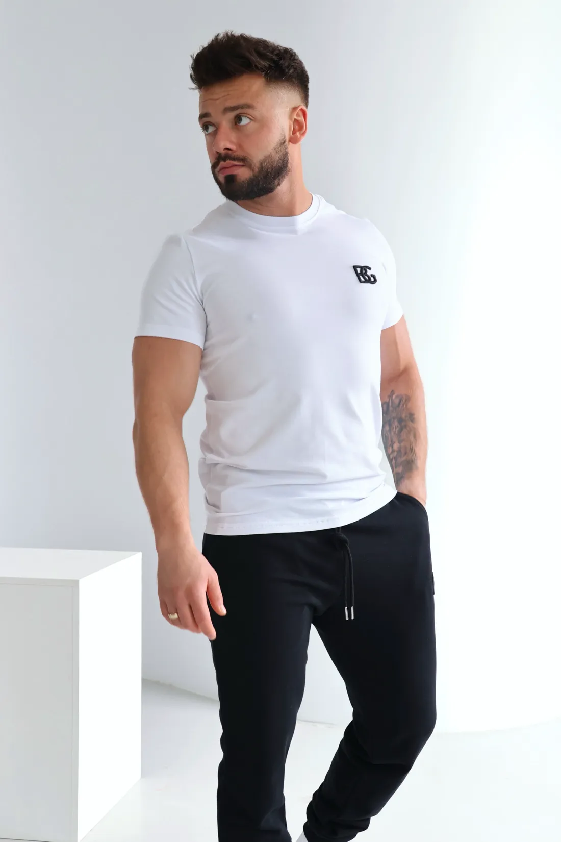 T-shirt Brandenburg Bond biały z czarnym logo