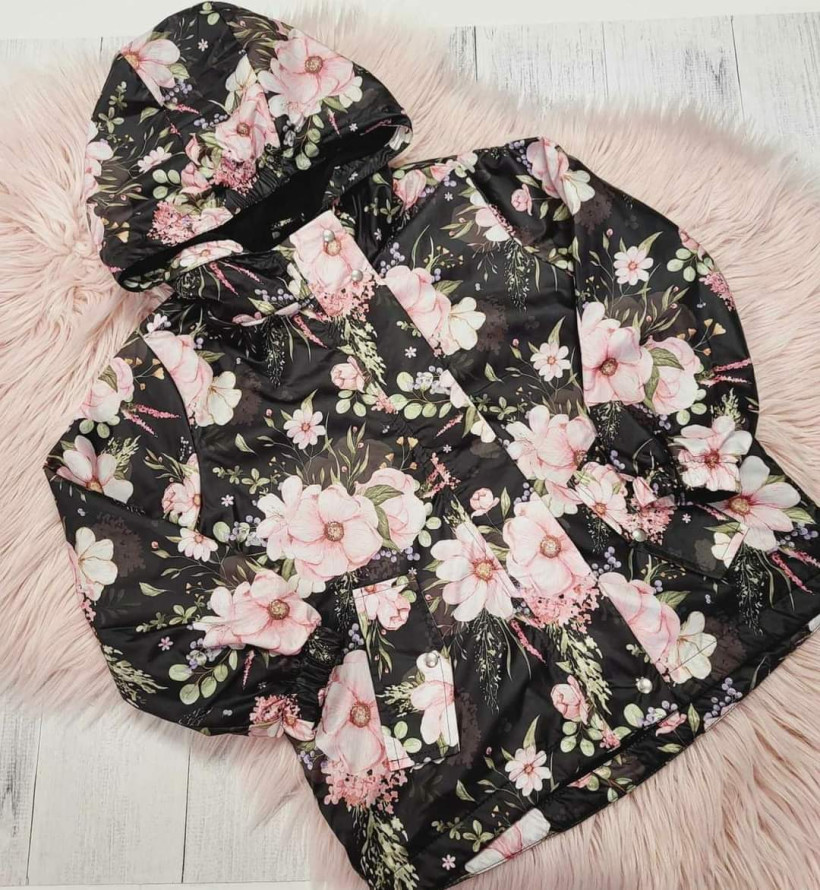 KURTKA PRZEJŚCIOWA NA POLARZE HAYDI KWIATY NA CZERNI