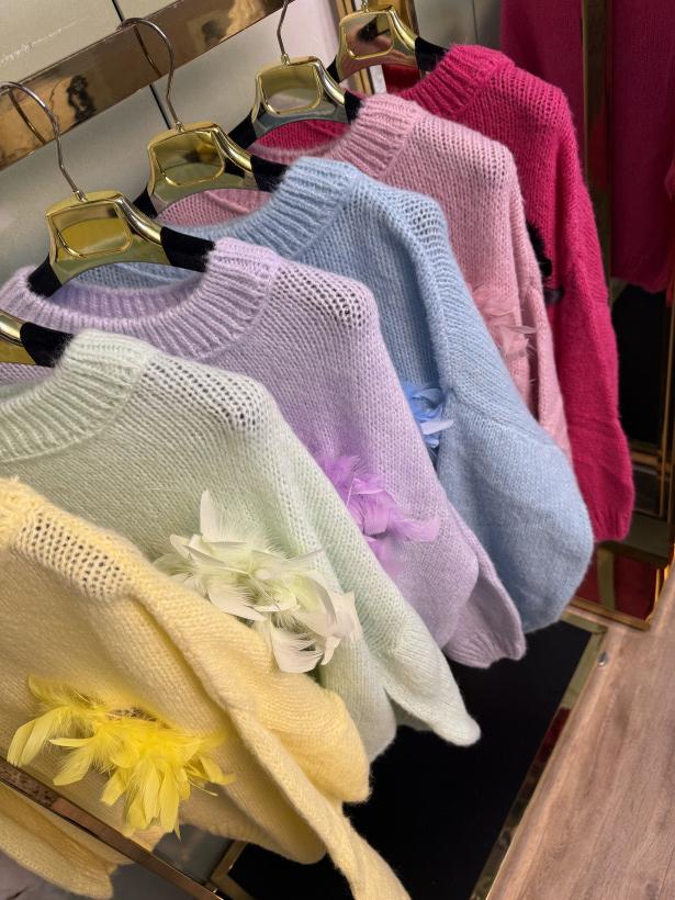 Sweterek ‘ Od nastroju’ z baby alpaki z broszką Minouu 