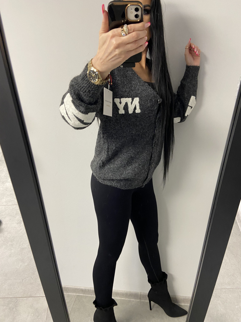 Sweter 1121 New York z guzikami