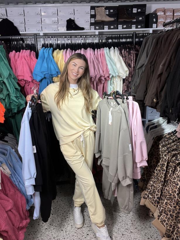 ELENA - dres maselko wiosenne kolory naszywka rekaw