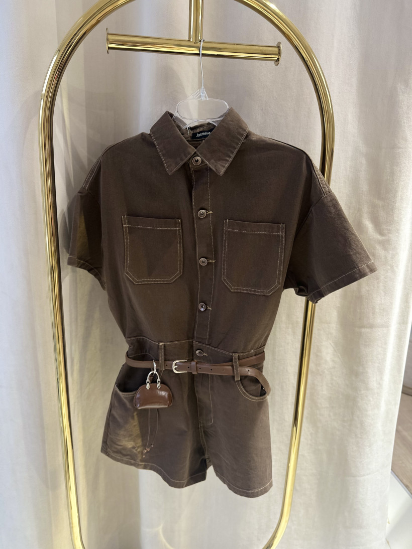 JAS KOMBINEZON KRÓTKI Z PASKIEM CZEKOLADA