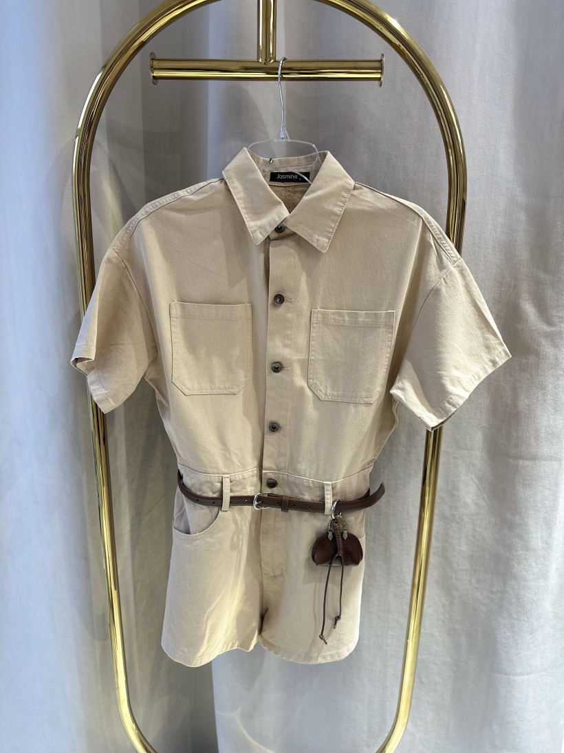 JAS KOMBINEZON KRÓTKI Z PASKIEM KARMEL