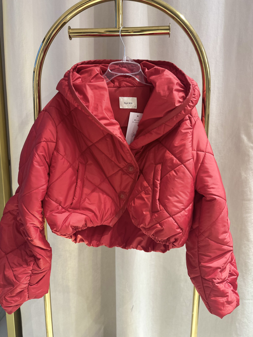 BY O LA LA KURTKA PIKOWANA KRÓTKA Z KAPTUREM CZERWONA