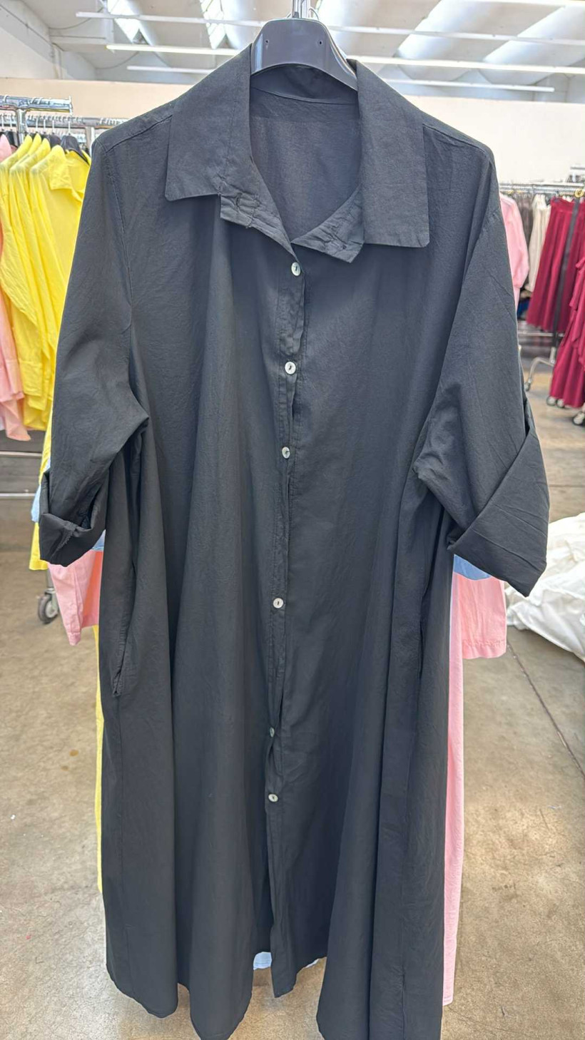 Italia nr 8 - Sukienka/Płaszczyk jednokolorowa ,z kieszeniami,  zapinana na guziki - B7080 - czarna