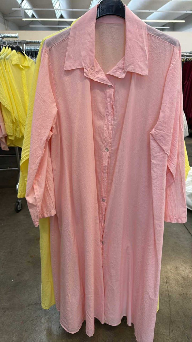 Italia nr 8 - Sukienka/Płaszczyk jednokolorowa ,z kieszeniami, zapinana na guziki - B7080 - różowa