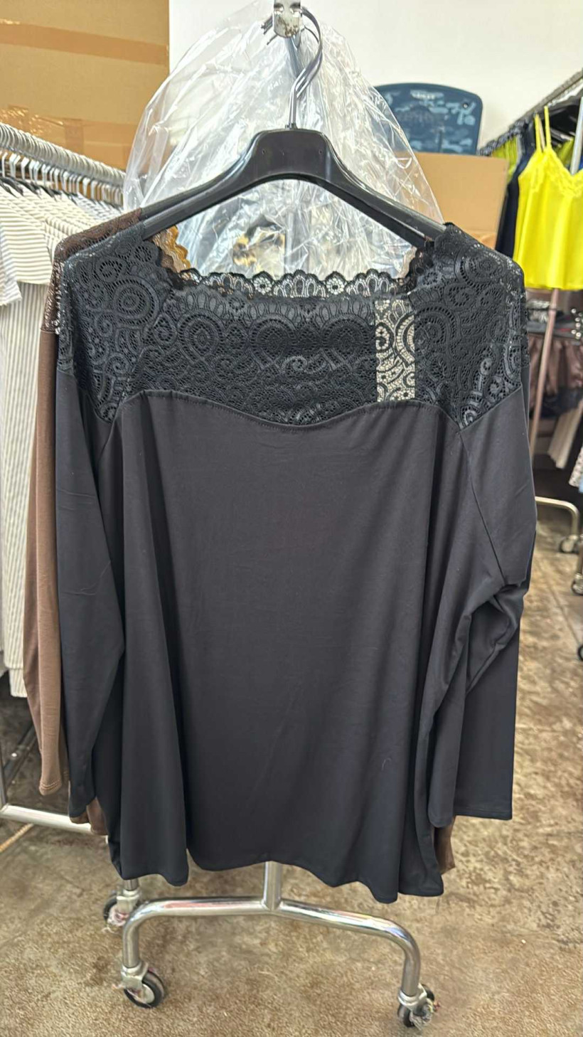 Italia nr 8 - Bluzka / tunika jednokolorowa z koronką - 28212 - czarna