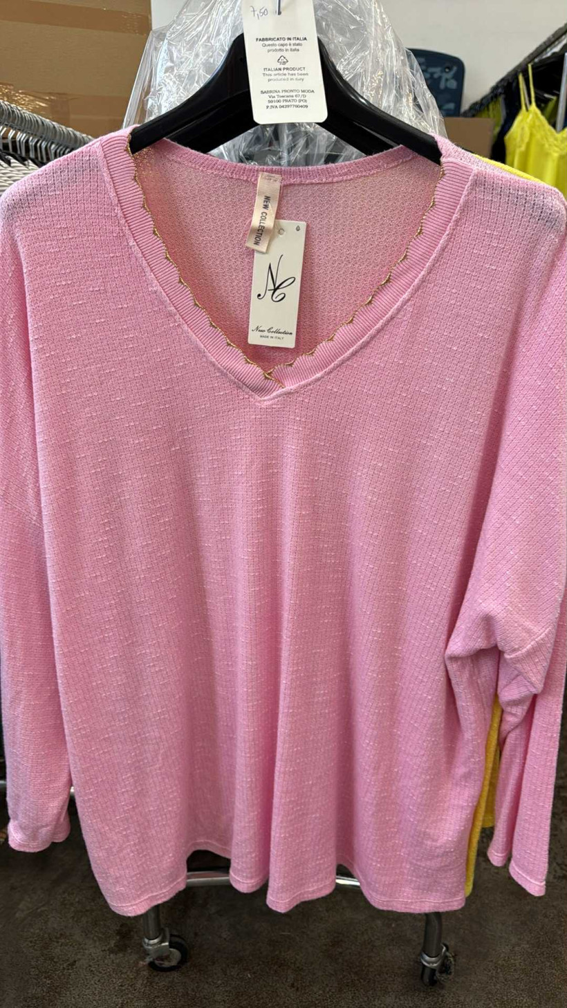 Italia nr 8 - Sweter jednokolorowy w szpic, złota obramówka - 28319 - różowy cukierek