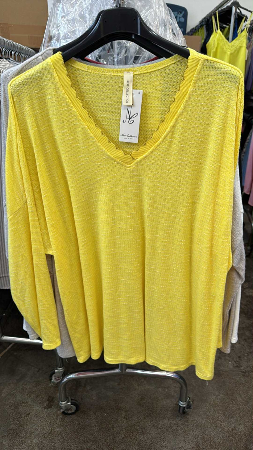 Italia nr 8 - Sweter jednokolorowy w szpic, złota obramówka - 28319 - żółty 