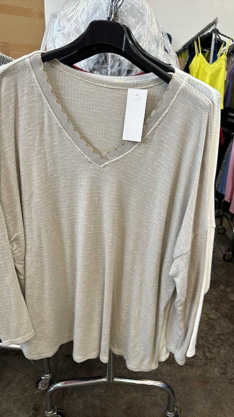 Italia nr 8 - Sweter jednokolorowy w szpic, złota obramówka - 28319 - beż