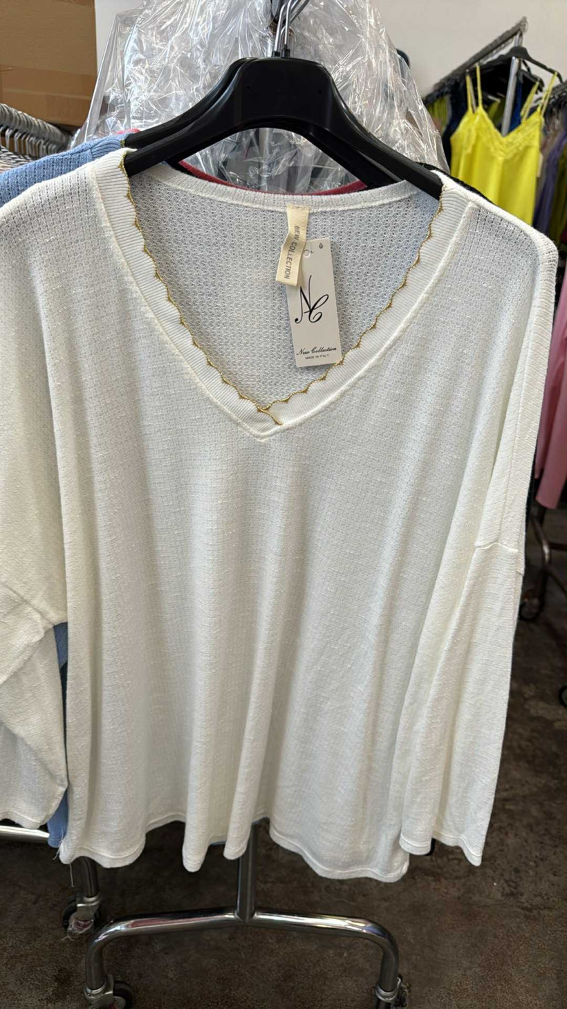 Italia nr 8 - Sweter jednokolorowy w szpic, złota obramówka - 28319 - śmietanka   