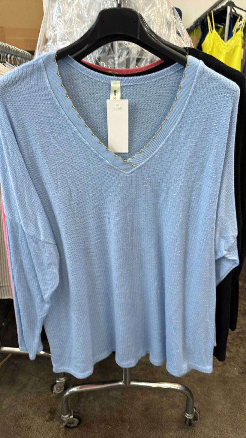 Italia nr 8 - Sweter jednokolorowy w szpic, złota obramówka - 28319 - niebieski