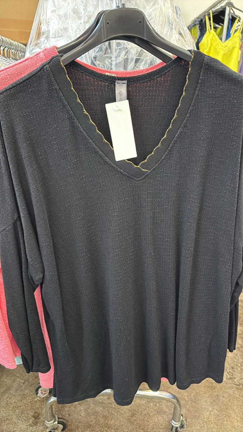 Italia nr 8 - Sweter jednokolorowy w szpic, złota obramówka - 28319 - czarny