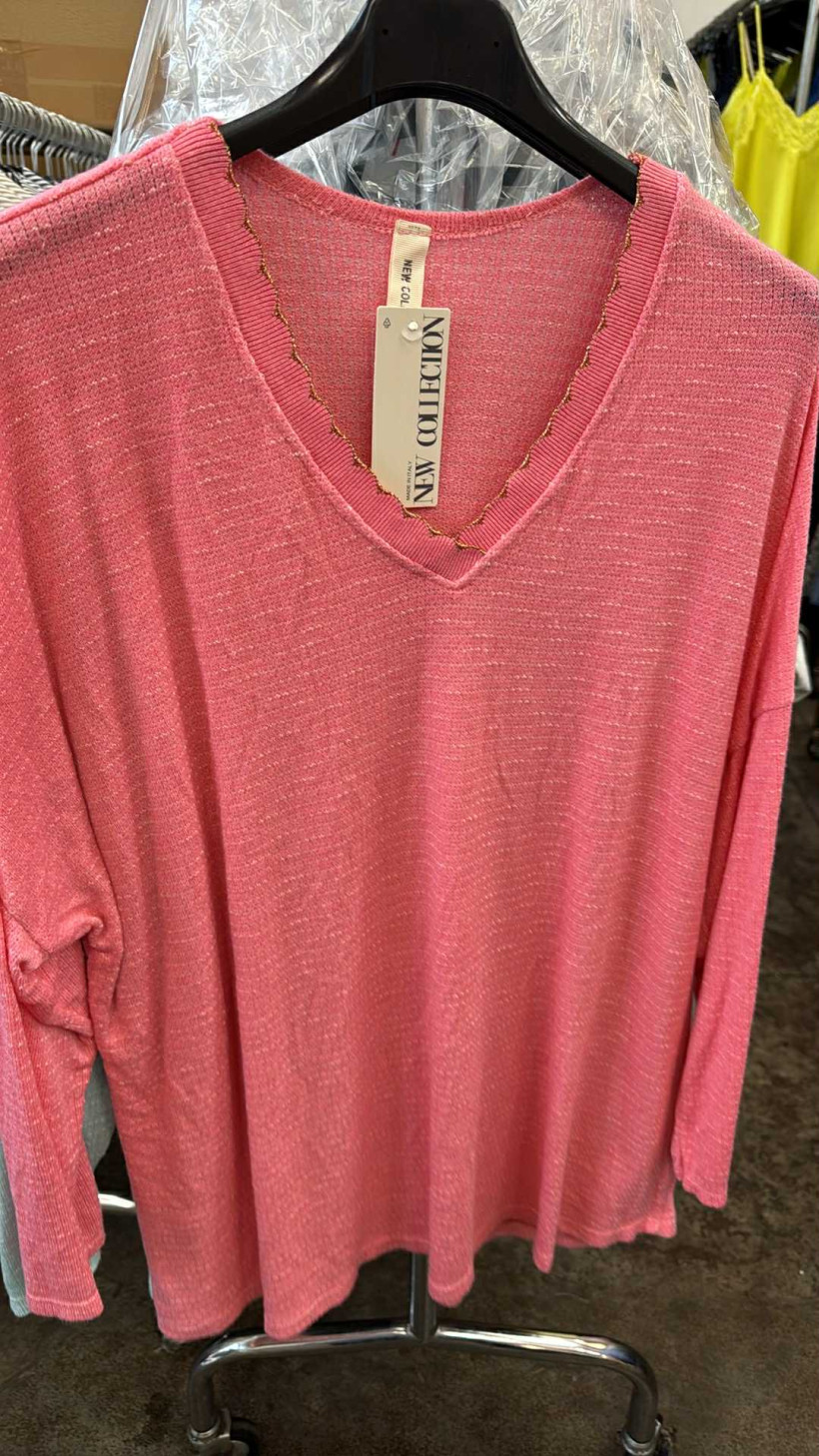 Italia nr 8 - Sweter jednokolorowy w szpic, złota obramówka - 28319 - łosoś    