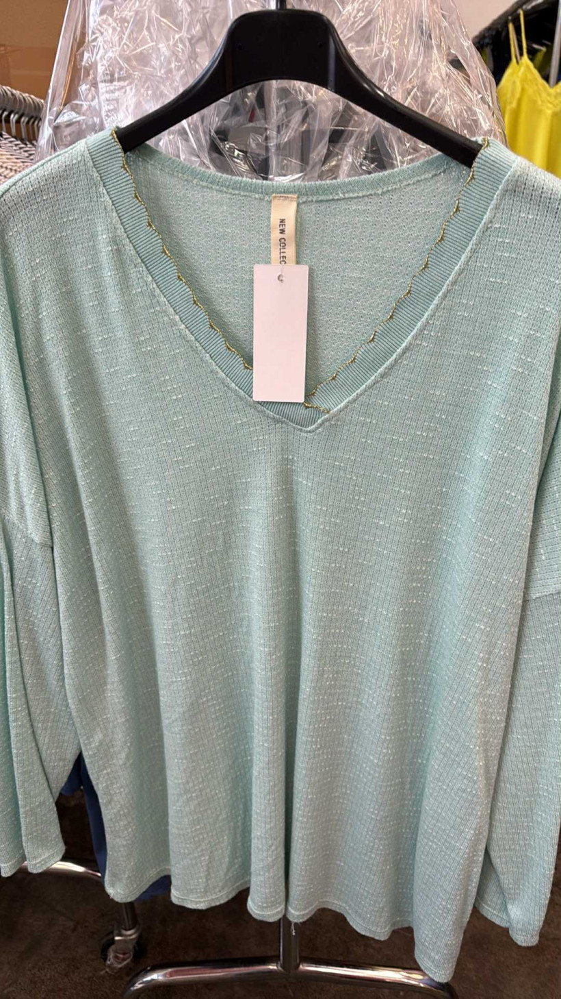 Italia nr 8 - Sweter jednokolorowy w szpic, złota obramówka - 28319 - mięta     