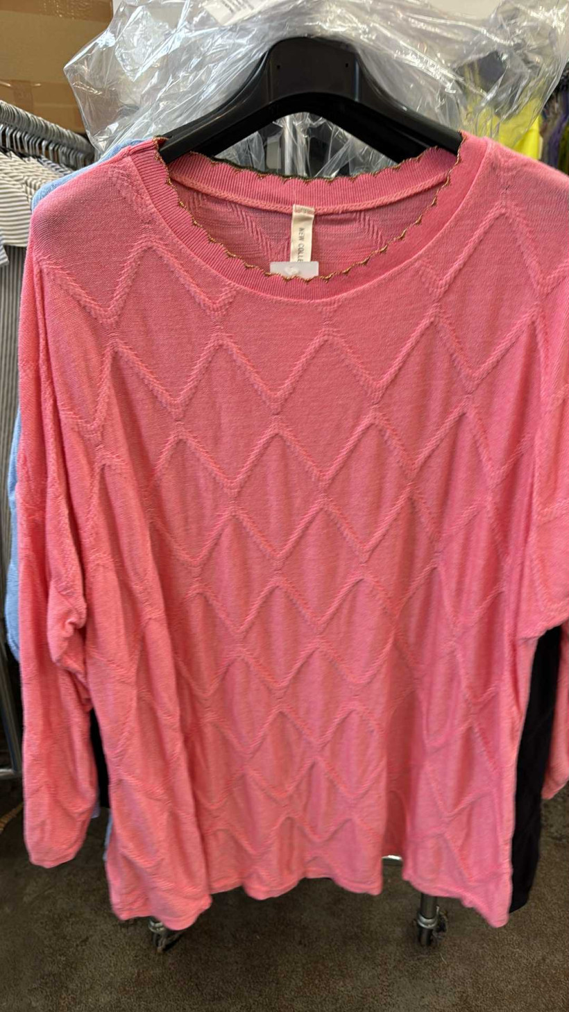 Italia nr 8 - Sweter jednokolorowy, wzór romby - 28318 - malina