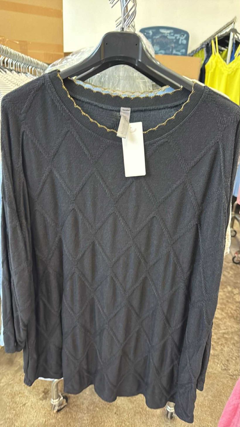 Italia nr 8 - Sweter jednokolorowy, wzór romby - 28318 - czarny