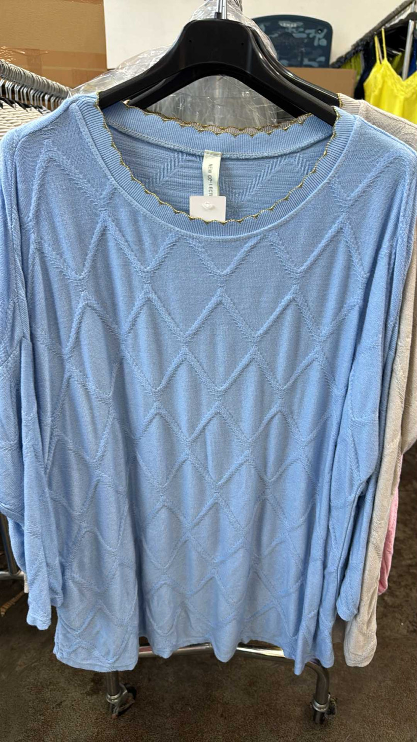 Italia nr 8 - Sweter jednokolorowy, wzór romby - 28318 - niebieski