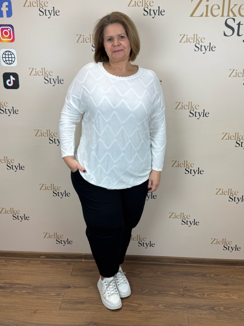 Italia nr 8 - Sweter jednokolorowy, wzór romby - 28318 - śmietanka