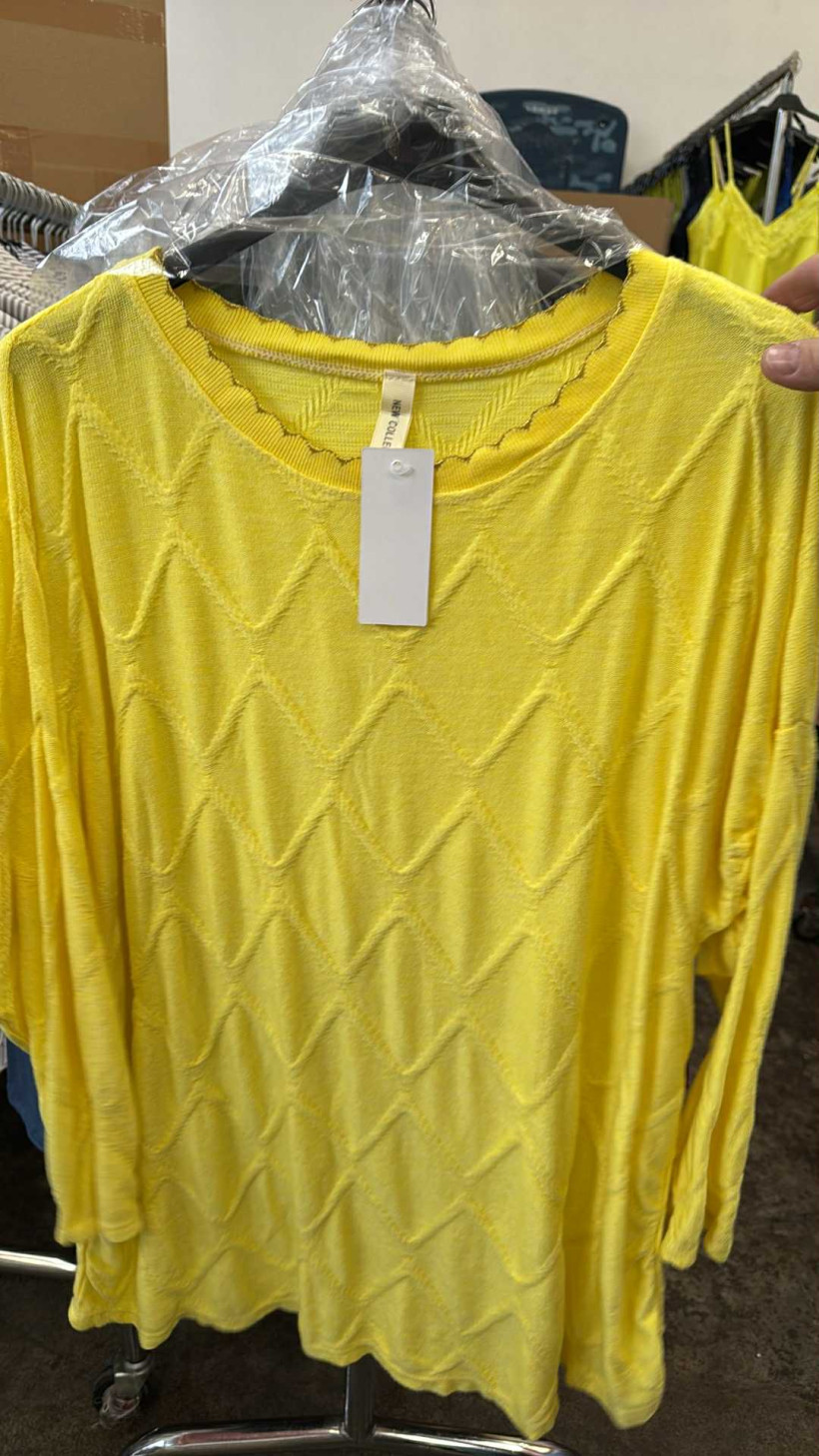 Italia nr 8 - Sweter jednokolorowy, wzór romby - 28318 - żółty