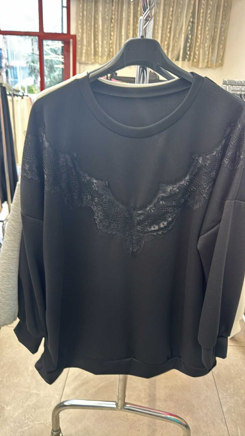 Italia nr.8 - Bluza jednokolorowa z pianki z koronką - 5655 - czarna