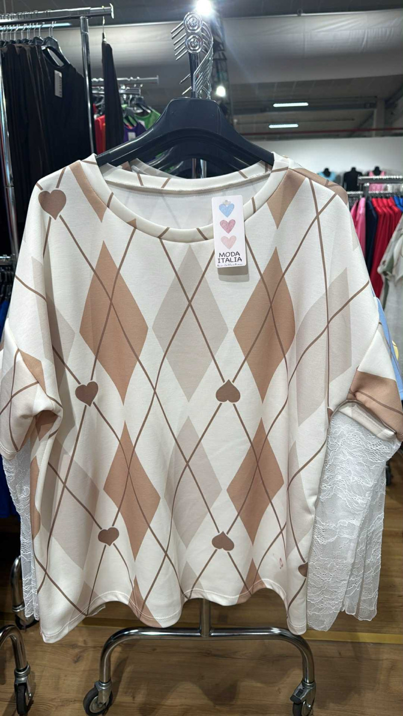 Italia nr.8 - Bluzka z koronkowymi rękawami, wzór romby z serduszkiem - 0084 - beż
