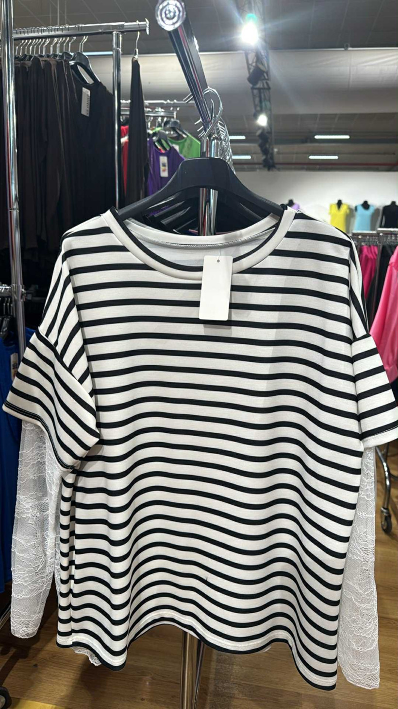 Italia nr.8 - Bluzka w paski z koronkowym rękawem Wł.P0084 - czarny