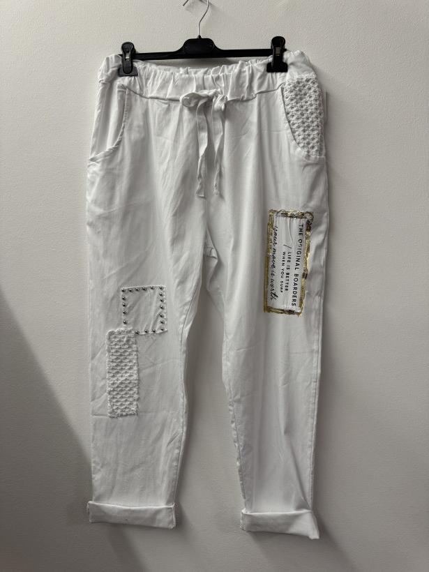 Italia nr.8 - Spodnie jednokolorowe - ażurowa aplikacja i napis Wł.26838 - biały