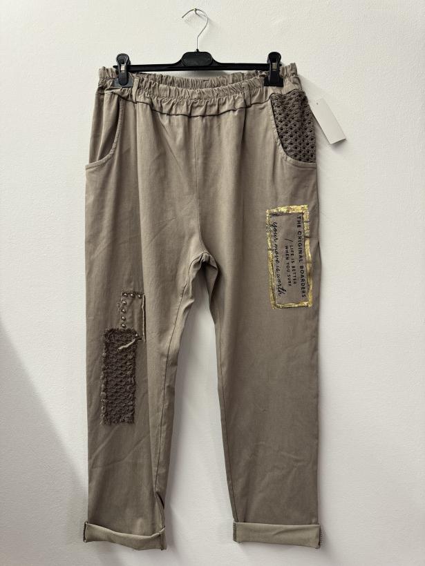 Italia nr.8 - Spodnie jednokolorowe - ażurowa aplikacja i napis Wł.26838 - fango