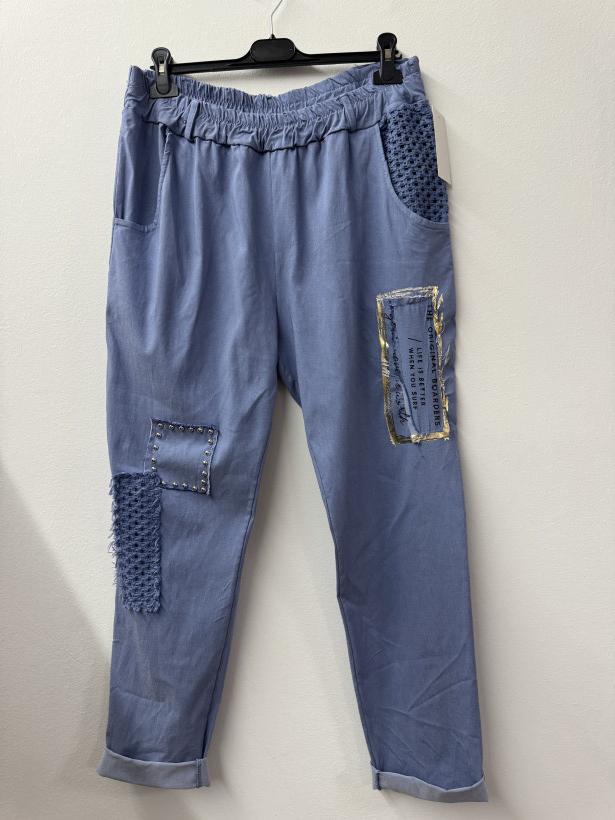 Italia nr.8 - Spodnie jednokolorowe - ażurowa aplikacja i napis Wł.26838 - jeansowy