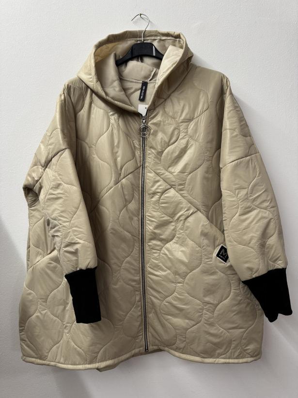 Italia nr.8 - Kurtka jednokolorowa pikowana z kapturem Wł.25664 - beżowy