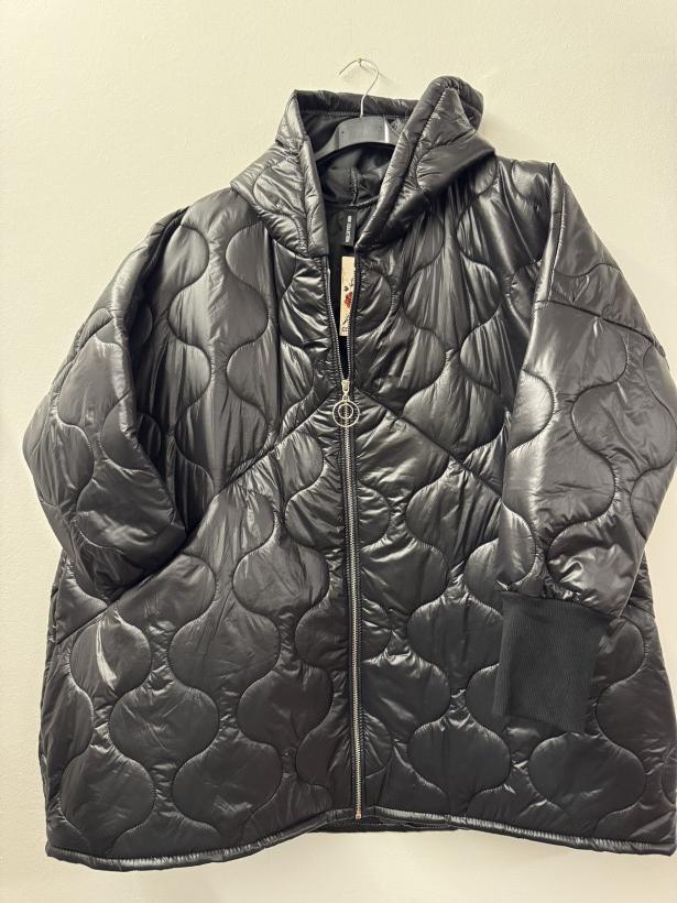 Italia nr.8 - Kurtka jednokolorowa pikowana z kapturem Wł.25664 - czarny