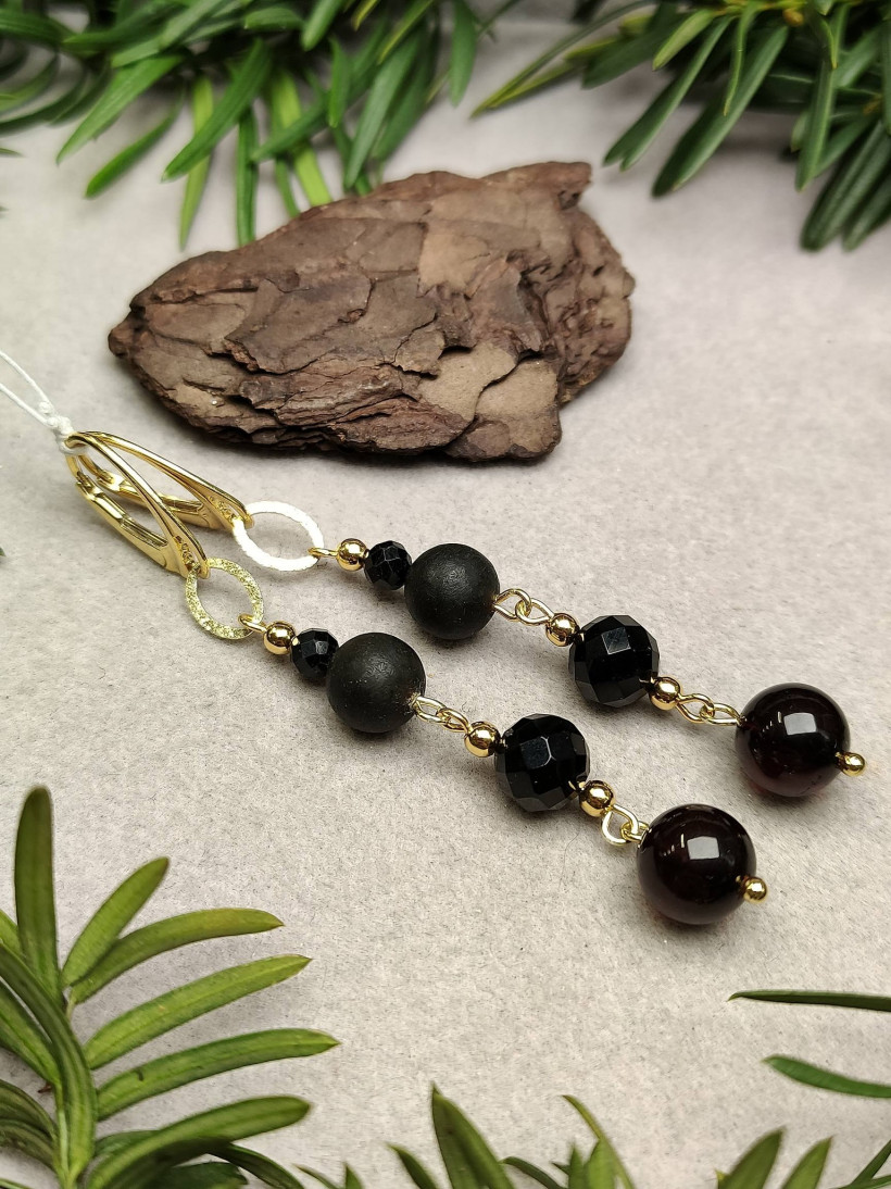 Kolczyki wiszące z bursztynem bałtyckim czerwonym i czarnym | Ręcznie robione | Elegancka biżuteria naturalna