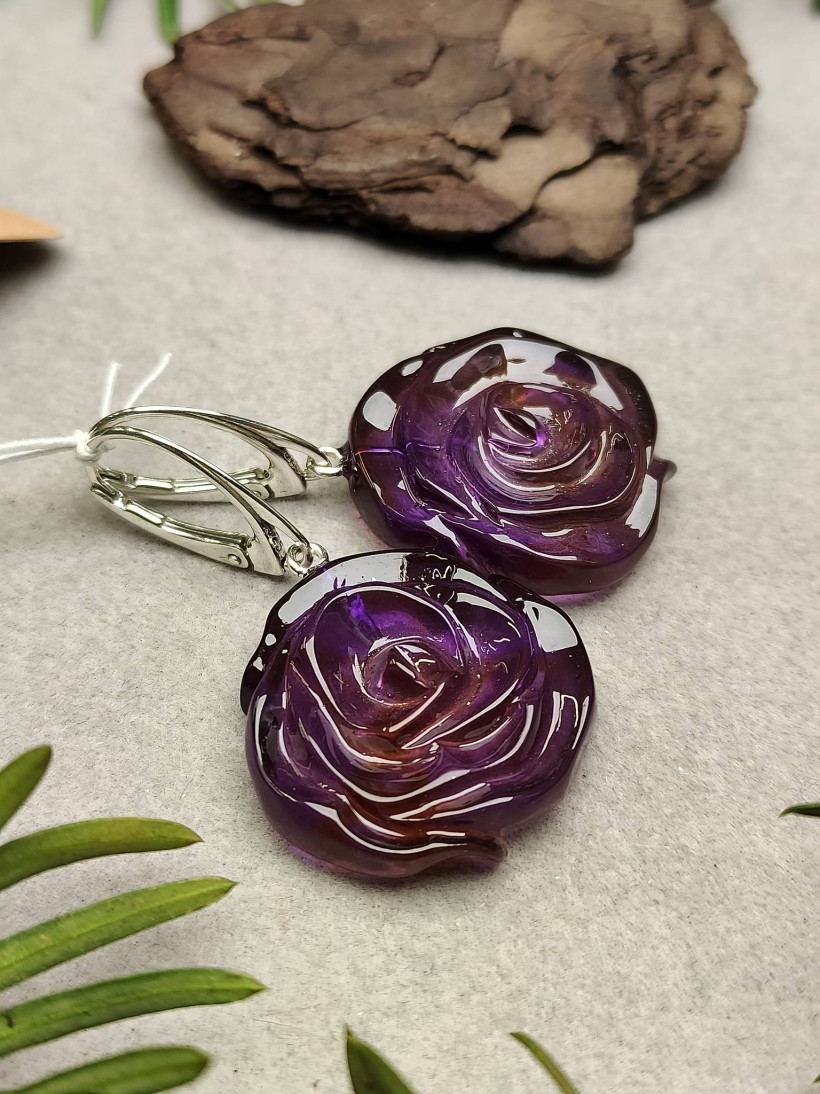 Kolczyki wiszące z fioletowego bursztynu bałtyckiego - Rzeźbione róże, Srebro 925, Unikatowa biżuteria handmade