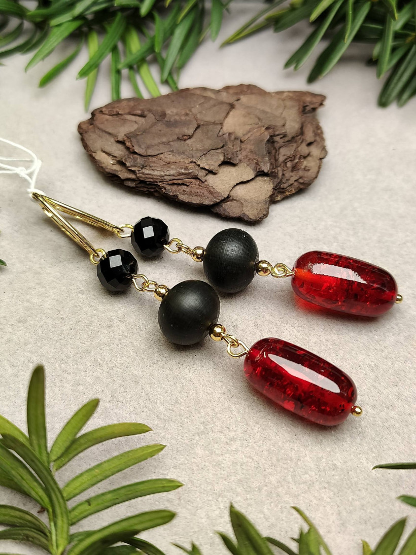 Kolczyki wiszące bursztyn bałtycki czerwony czarny onyks złoto rękodzieło