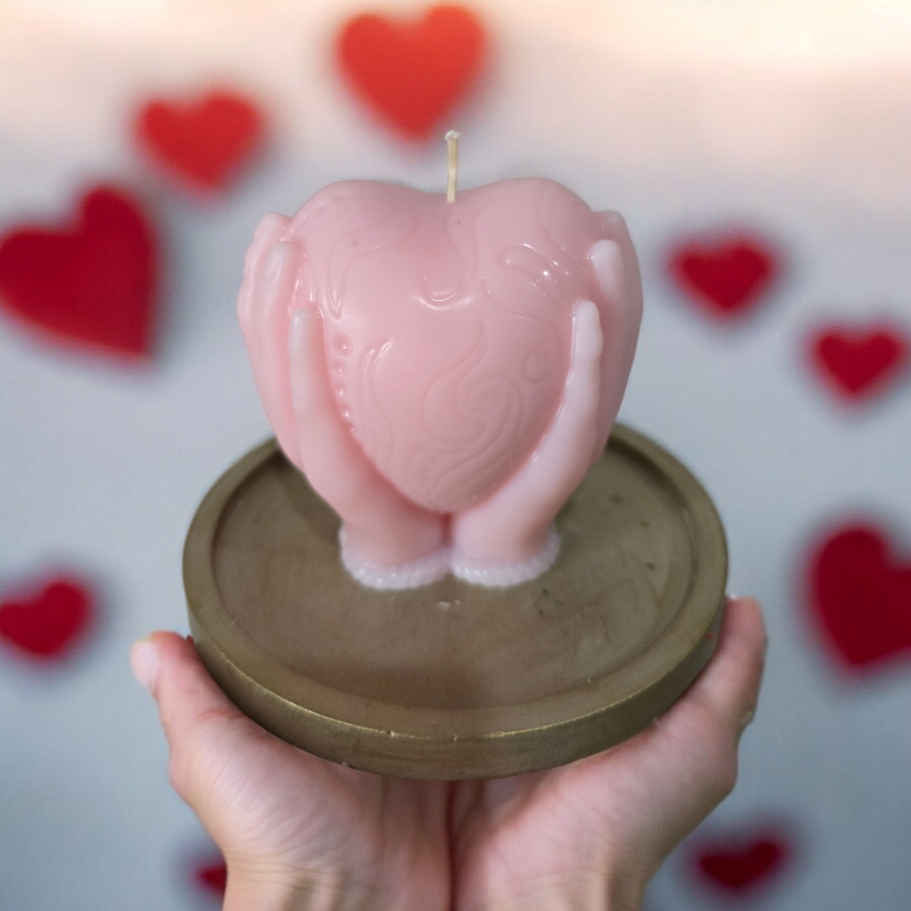 Świeca sojowa serce na dłoni róż