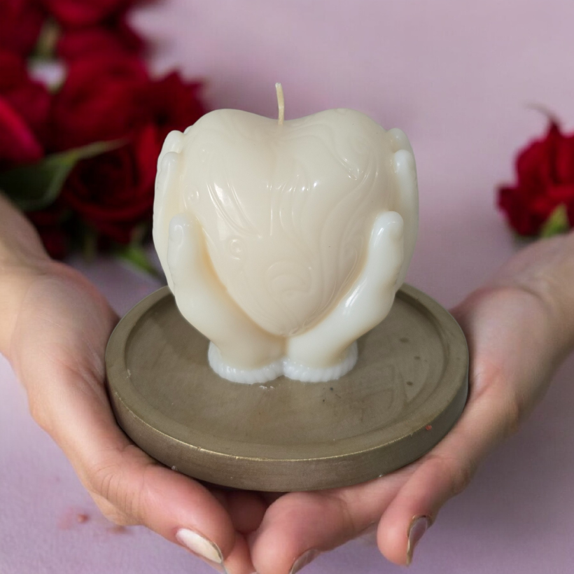 Świeca sojowa serce na dłoni krem