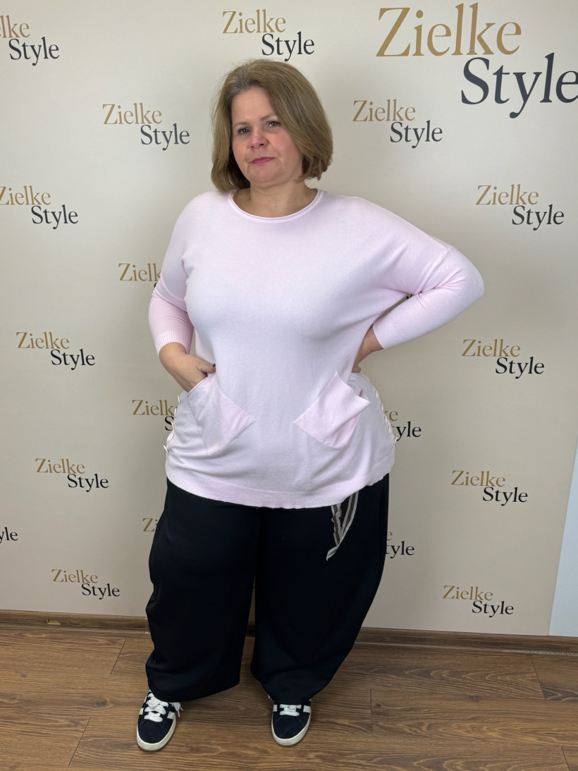 Italia nr 8 - Sweter jednokolorowy z guziczkami po bokach , dwie kieszonki - 1009 - pudrowy róż