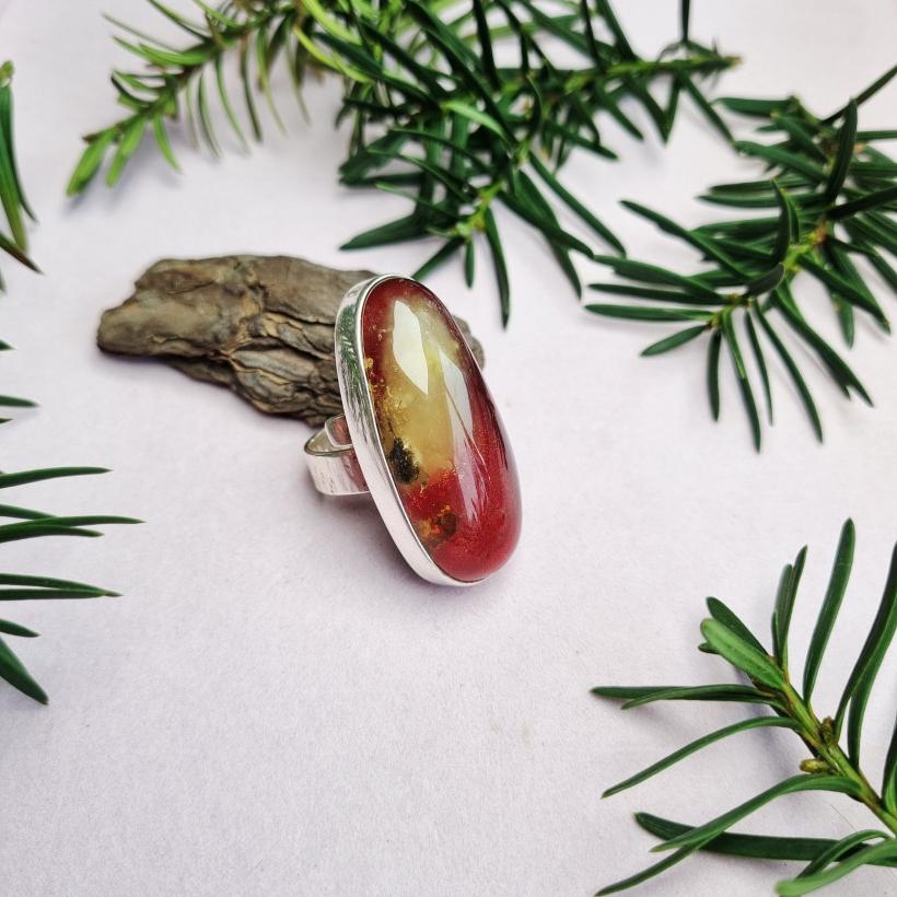 Srebrny pierścionek z bursztynem bałtyckim czerwono–mlecznym, ręcznie robiona biżuteria z naturalnego bursztynu
