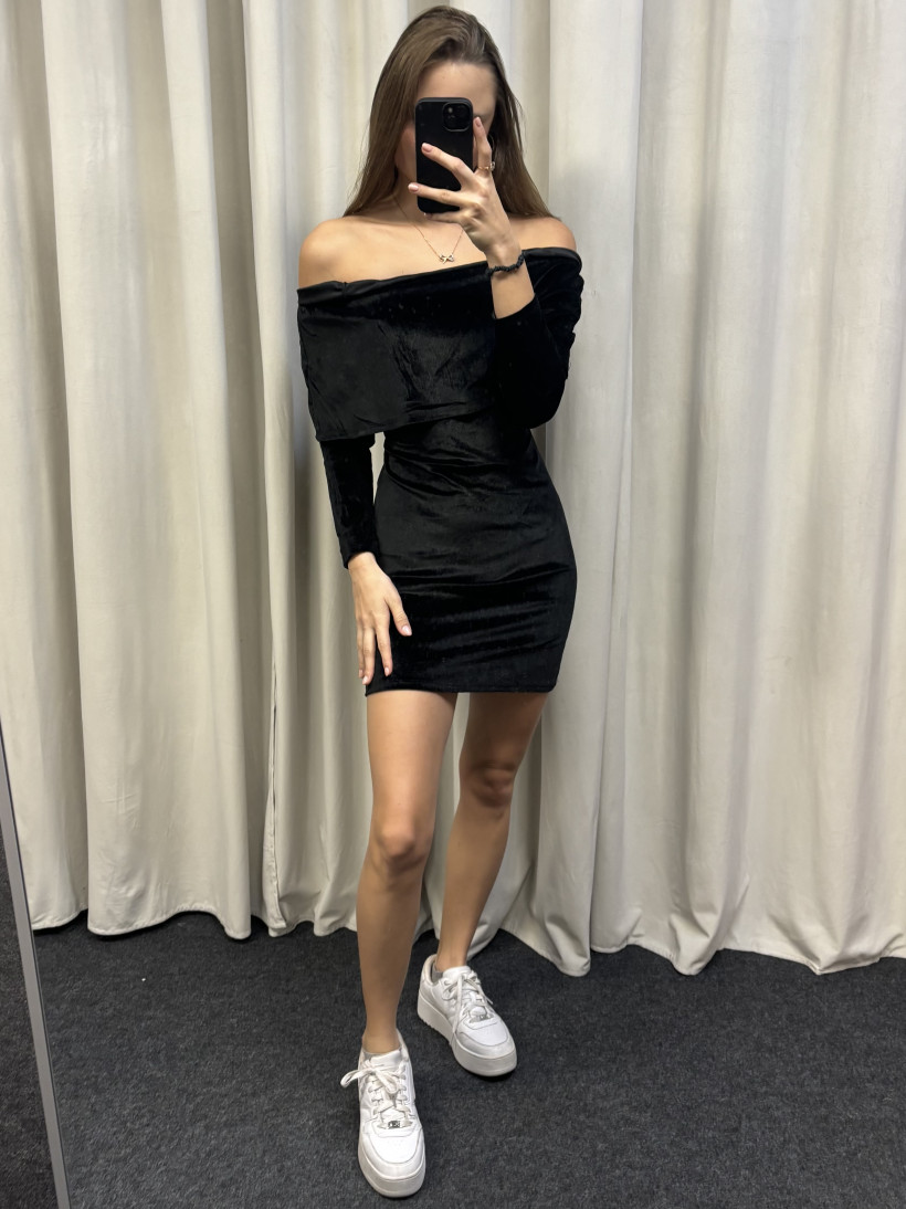 Sukienka Welurowa czarna na ramiona