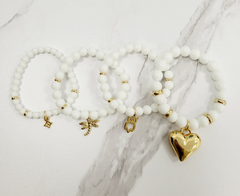 Bransoletka COLIBRA białe agaty z zawieszkami zestaw 4 sztuk