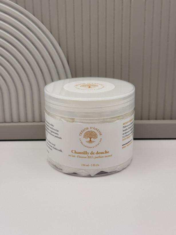Chantilly de douche au lait d’ânesse et monoï avec grain de sucre exfoliant