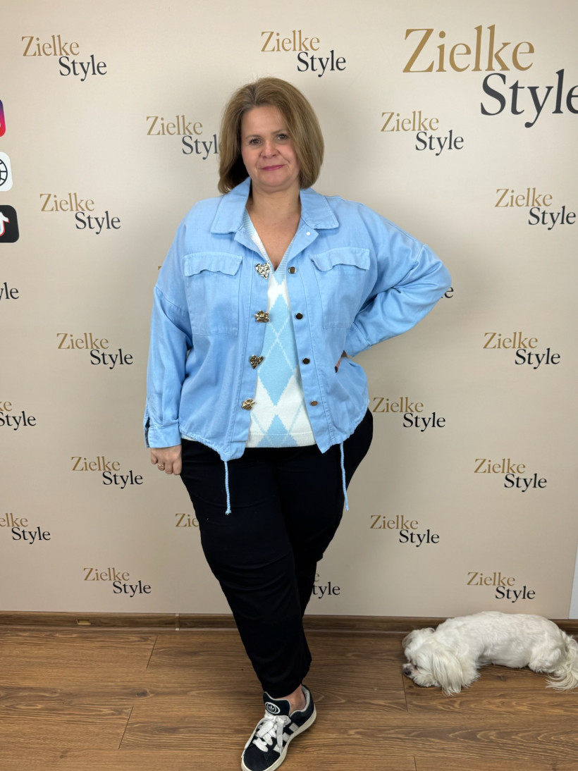 Kurtka katana jednokolorowa ze złotymi broszkami, wiązana na dole - 27730 - jeans