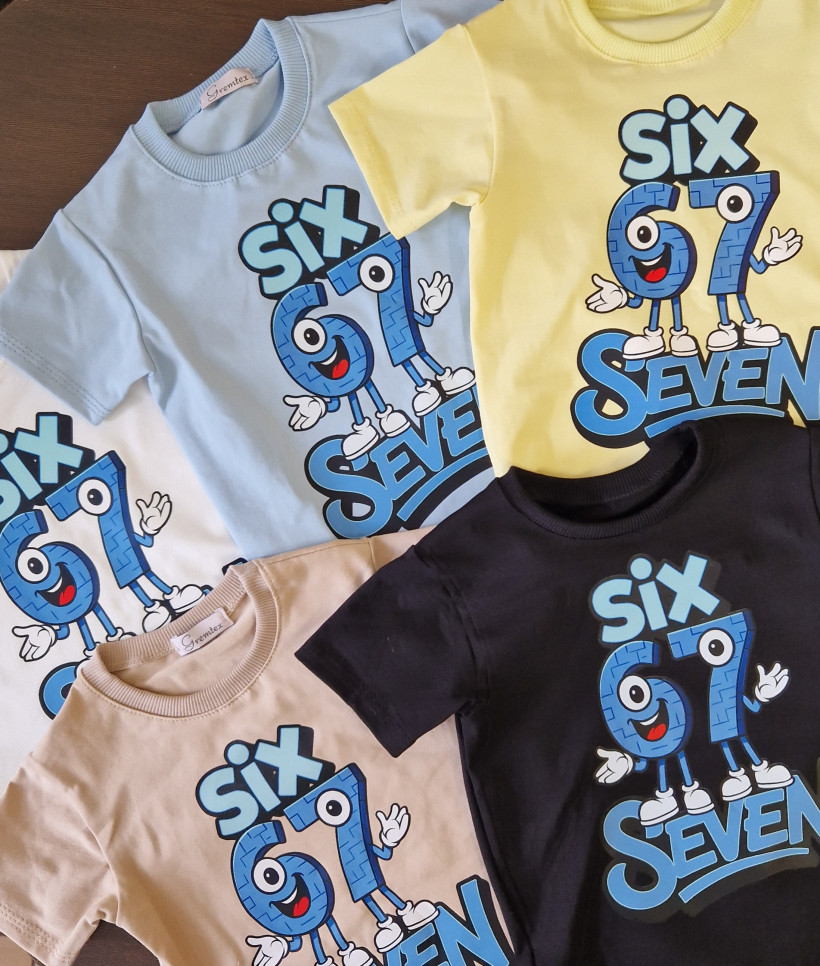 T-SHIRT 67 ŚMIETANKOWY NAPIS NIEBIESKI