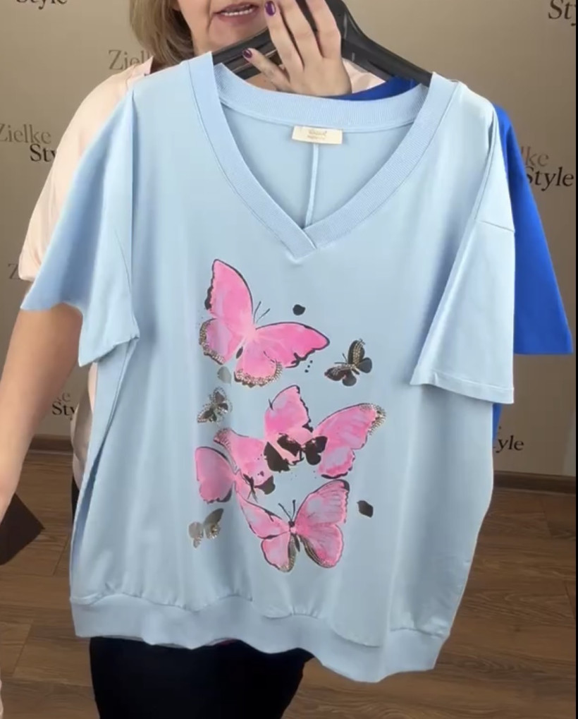 Bluzka jednokolorowa w serek, wzór motyle ww - 14408 - błękit