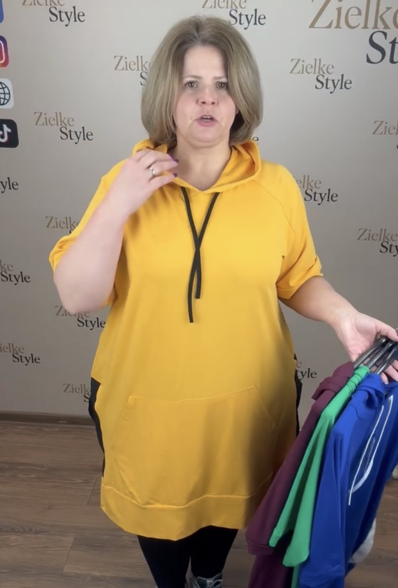 Tunika z kapturem i kieszenią z przodu jednokolorowa, seraj - 3733 - musztarda