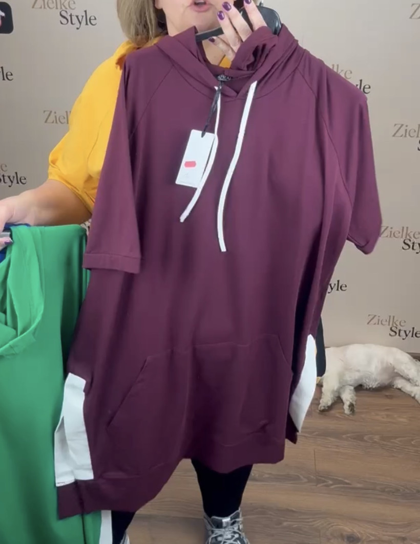 Tunika z kapturem i kieszenią  z przodu jednokolorowa, seraj - 3733 - bordo