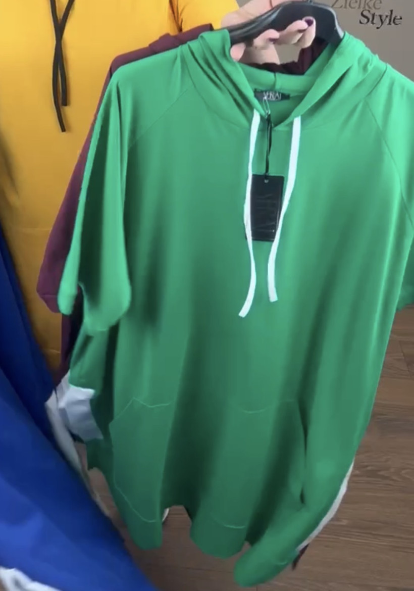 Tunika z kapturem i kieszenią  z przodu jednokolorowa, seraj - 3733 - zielona