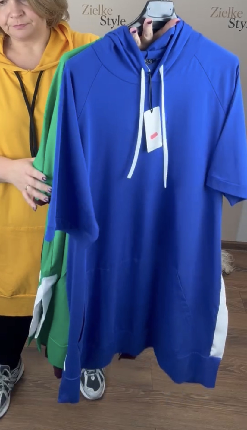 Tunika z kapturem i kieszenią z przodu jednokolorowa, seraj - 3733 - chaber